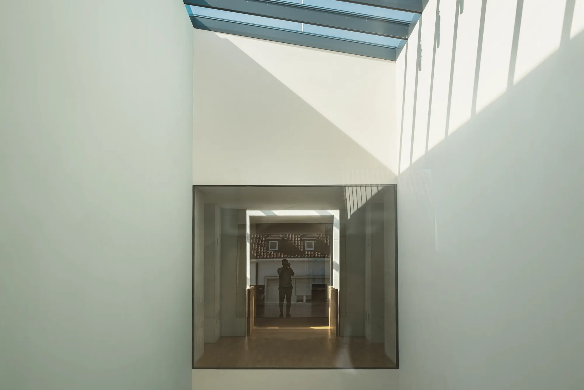 Sala con luz cenital y un vano hacia la galería.